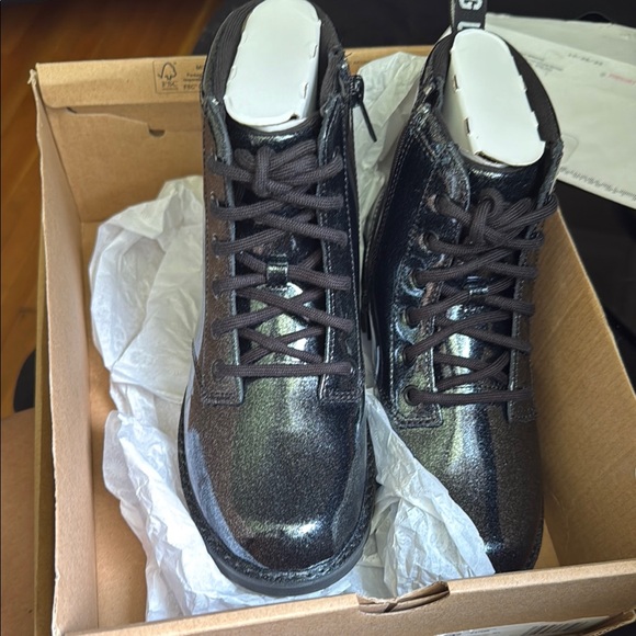 UGG Ryann Boot for Kids - Black Glittery Patent Girls Boots, US 4 🖤💛 - Picture 6 of 8